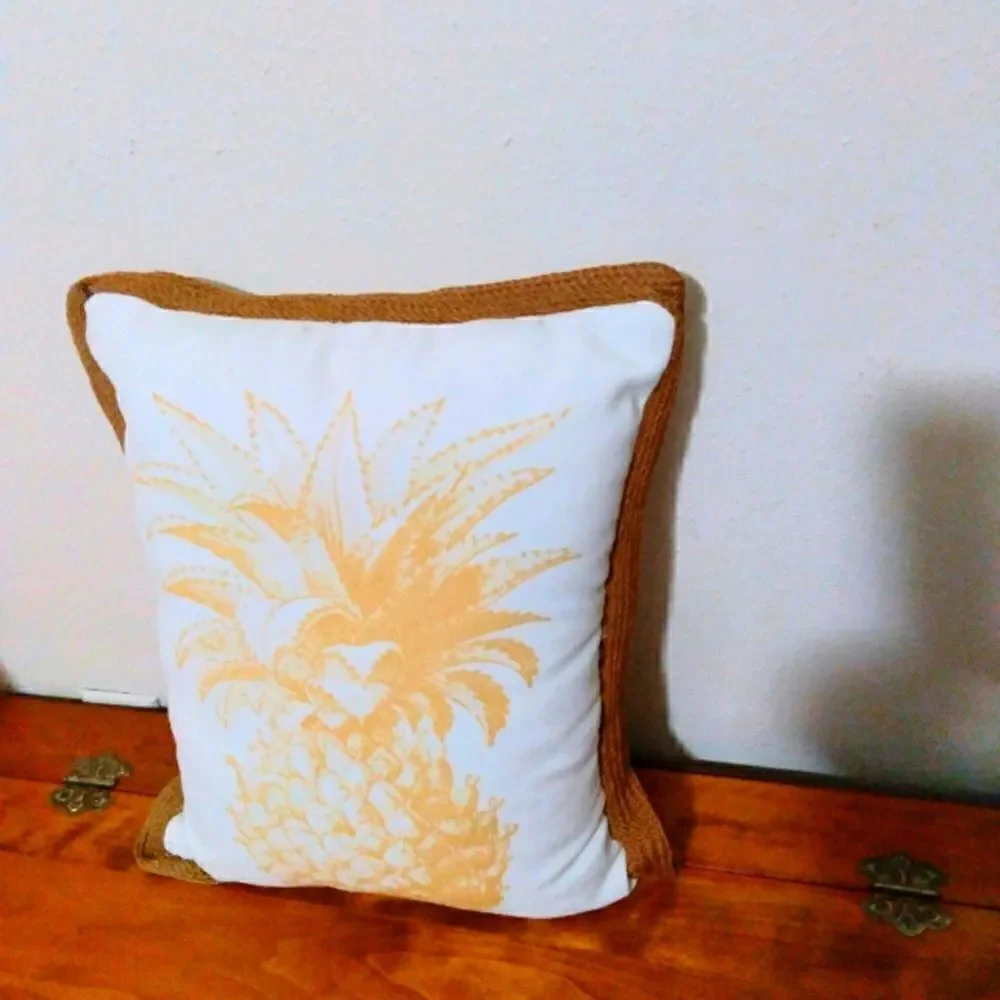 Pinnaple Print Accent Decor Pillow